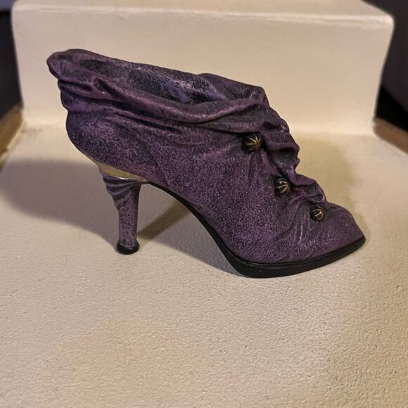 Just the Right Shoe Cloaked in Mystery - Picture 5 of 10